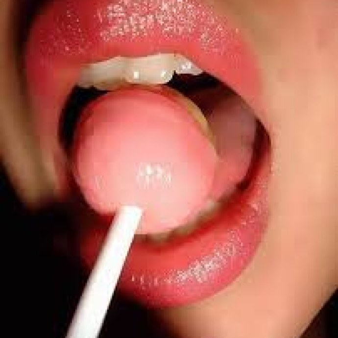 Облизывает Чупа Чупс