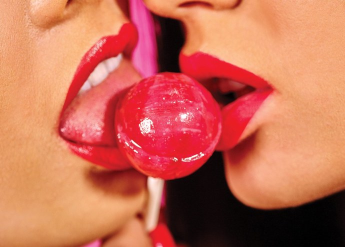 Девушка ест клубнику