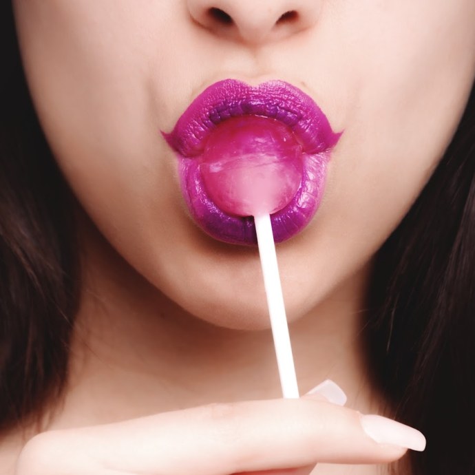 Облизывает леденец
