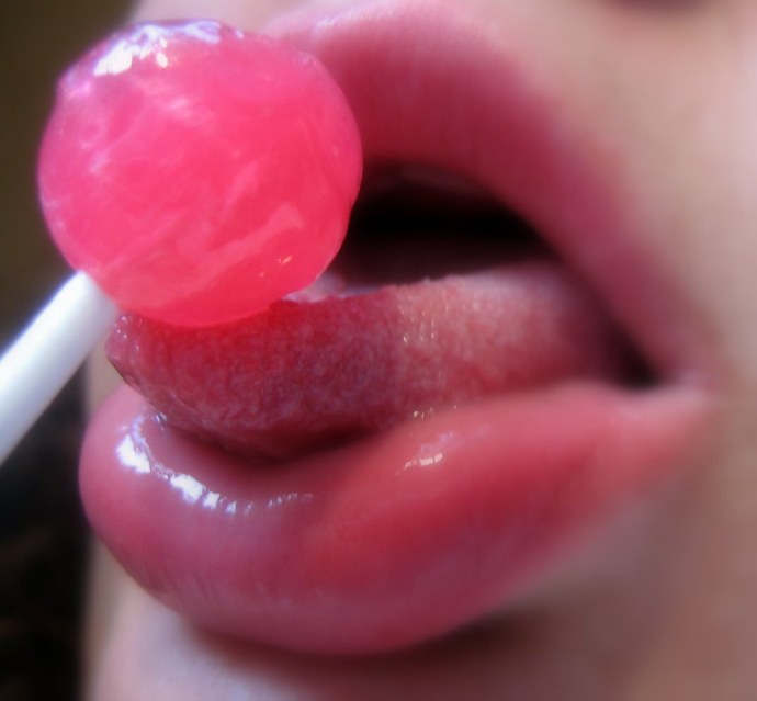Девушка с чупачупсом во рту