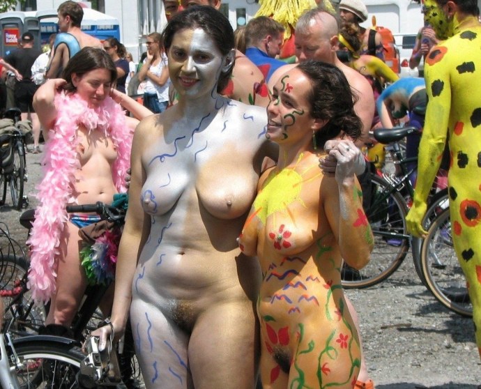 Парад женщин с голыми сиськами