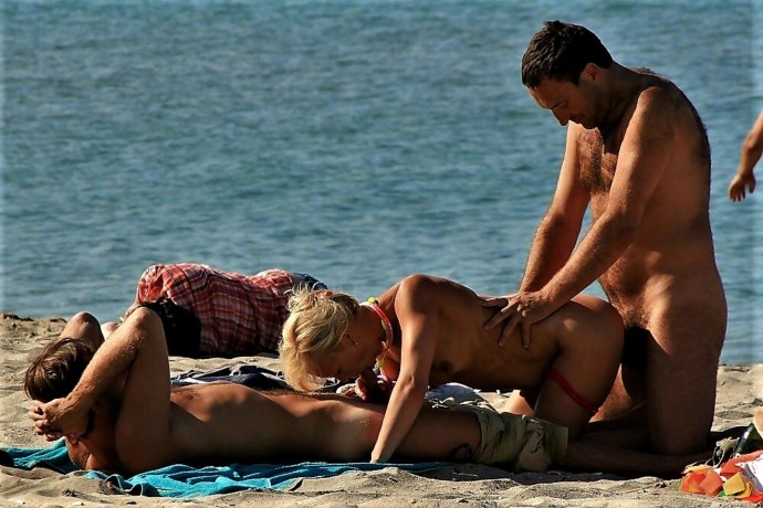 Парни и девушки на нудистком пляже
