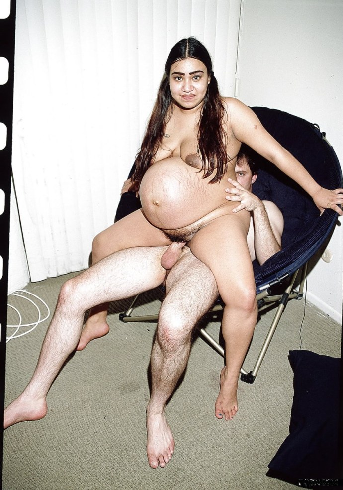 Беременная ласкает член