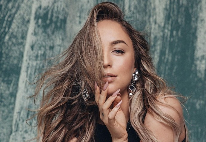 Мари Краймбрери курит