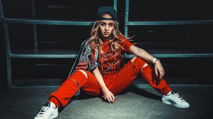 Мари Краймбрери на каблуках