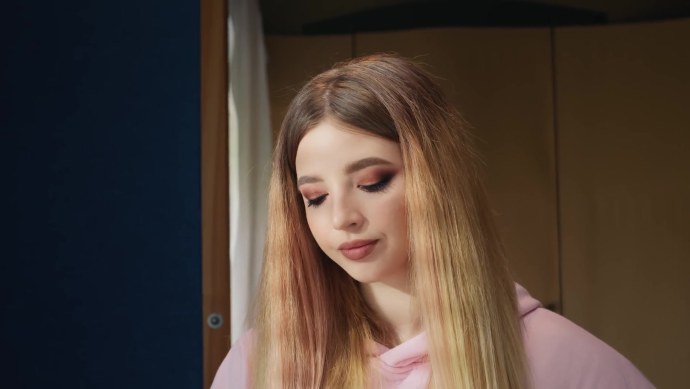 Аня Покров поет