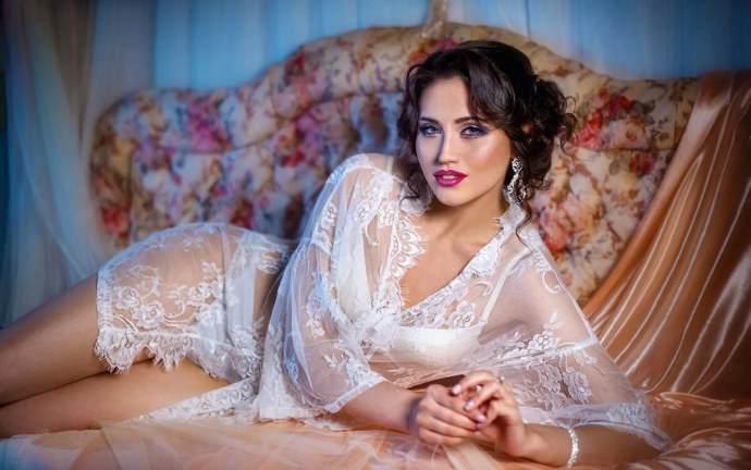 Николь Мейер в пеньюаре