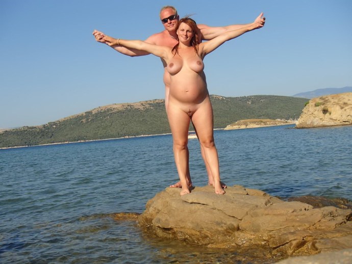 Женщины отдыхают голышом