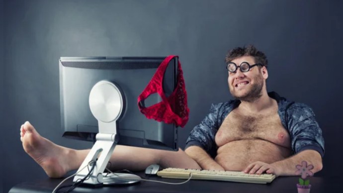 Мужчина за компьютером смешной