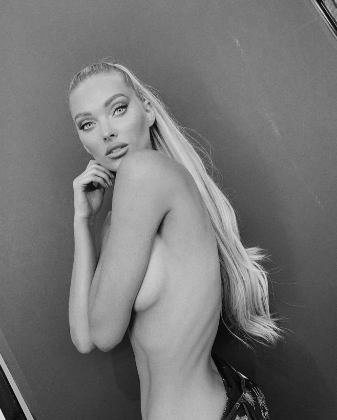 Эльза Хоск засветила пышную растительность в интимной зоне