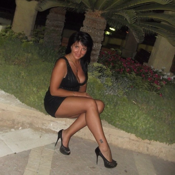 Девушка перед зеркалом в темноте