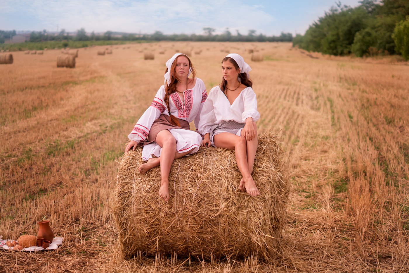 2 русские бабы. Сенные девушки. Босая крестьянка. Фотосессия в поле. Баба в поле.