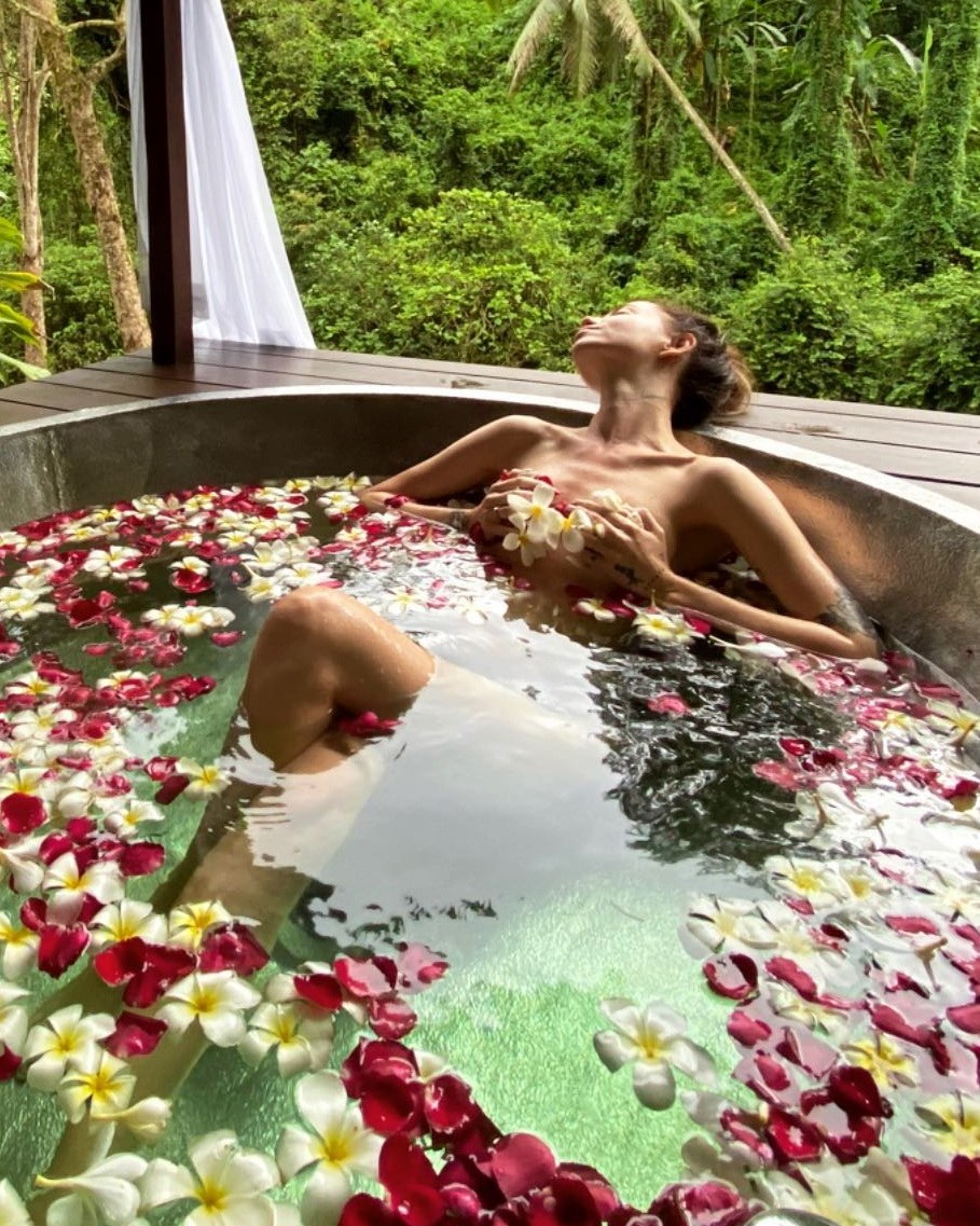 Дорофеева голая с цветами