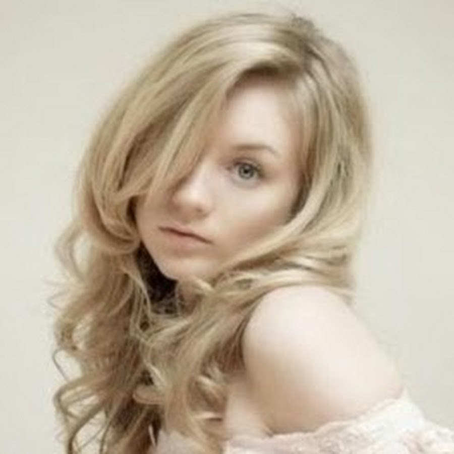 Эмили Ратковская топлес