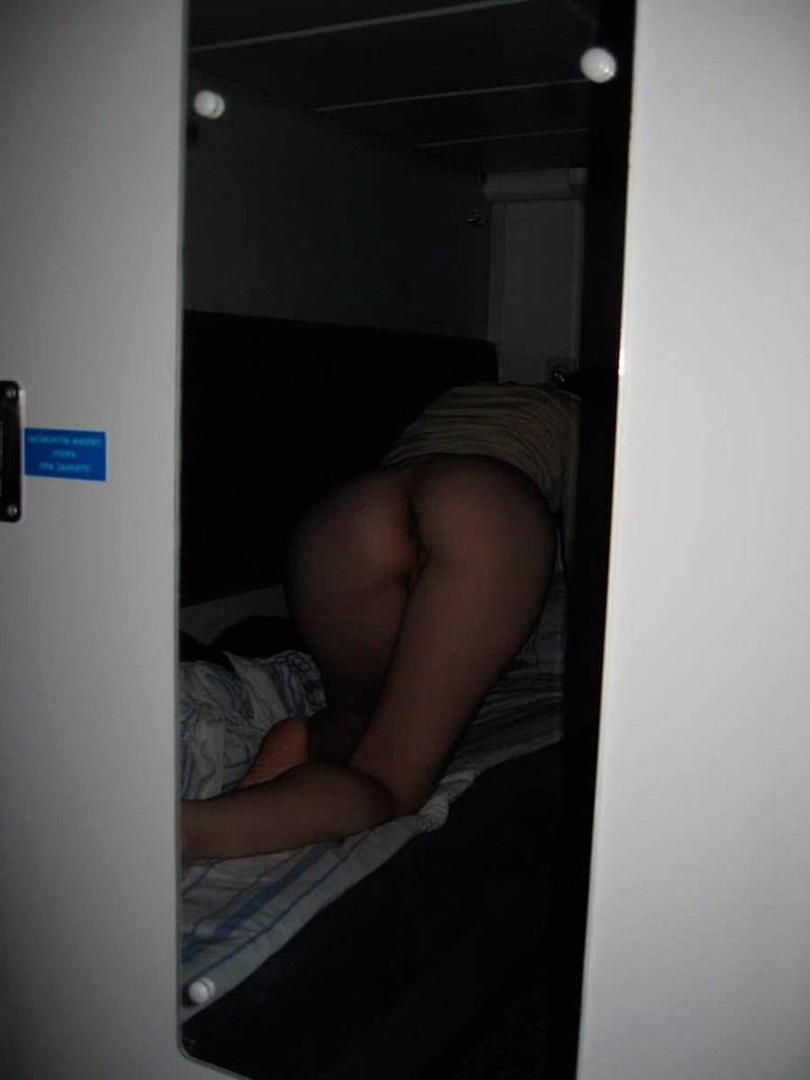 Голые женщины спят в поезде