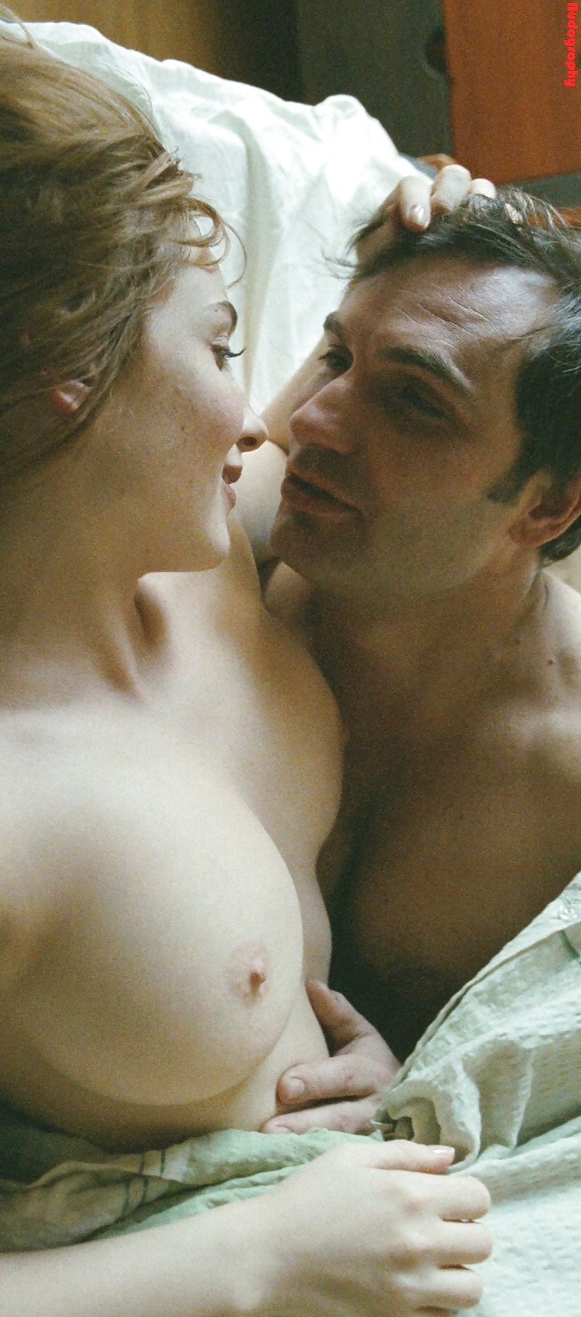 Сиськи рыжей на диване