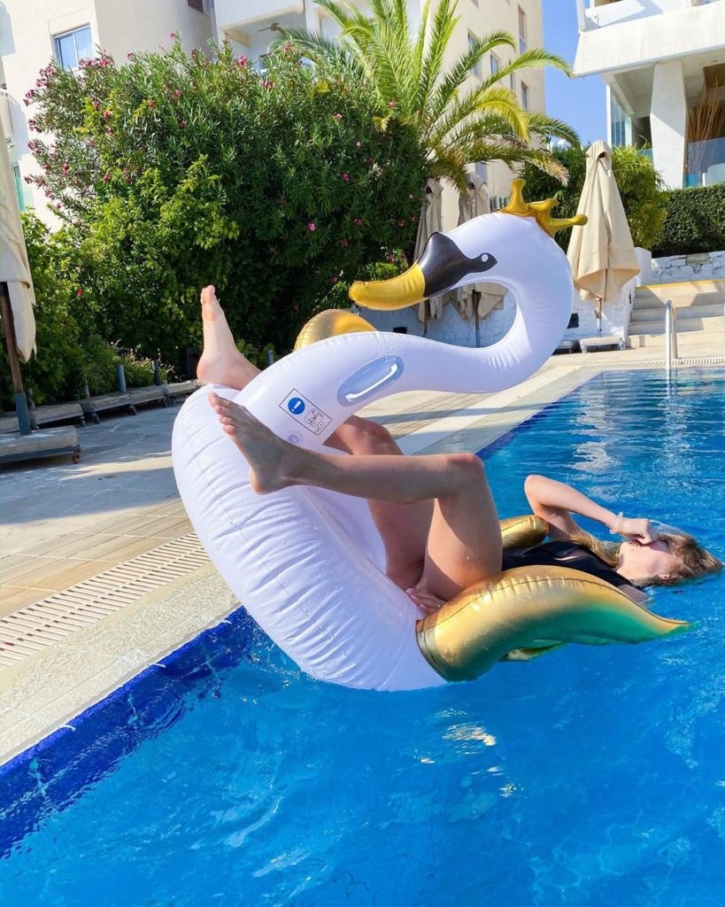 Катя Адушкина в купальни