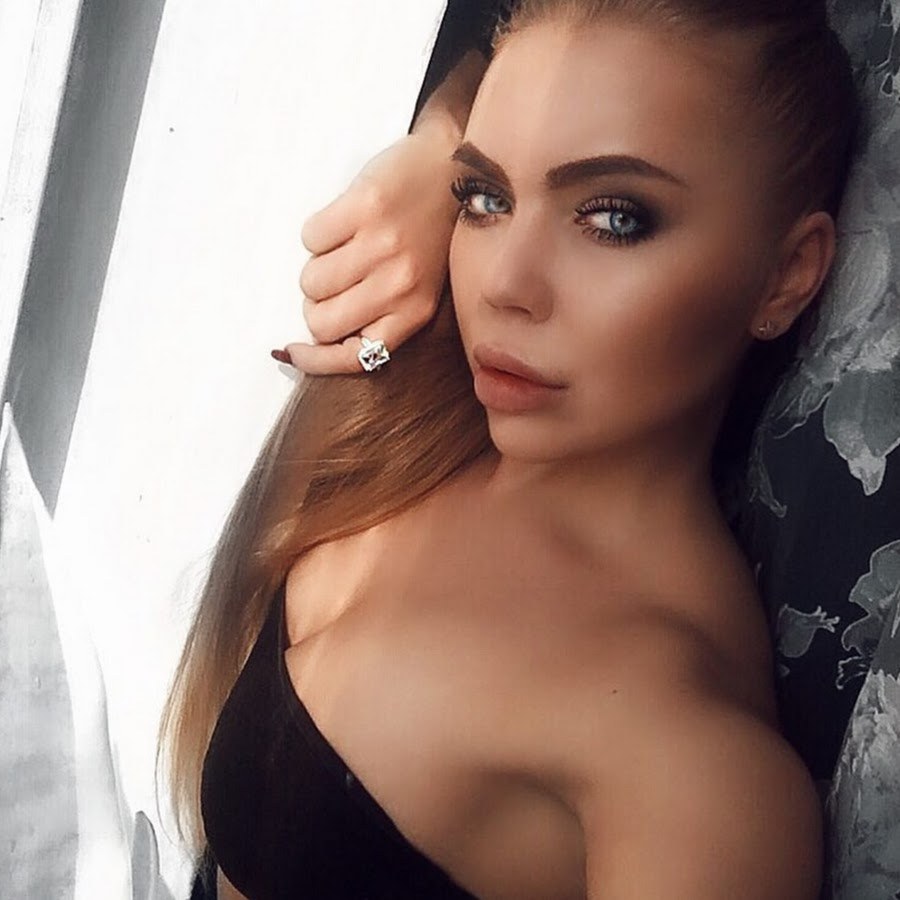 Тиктокерша Карина кросс