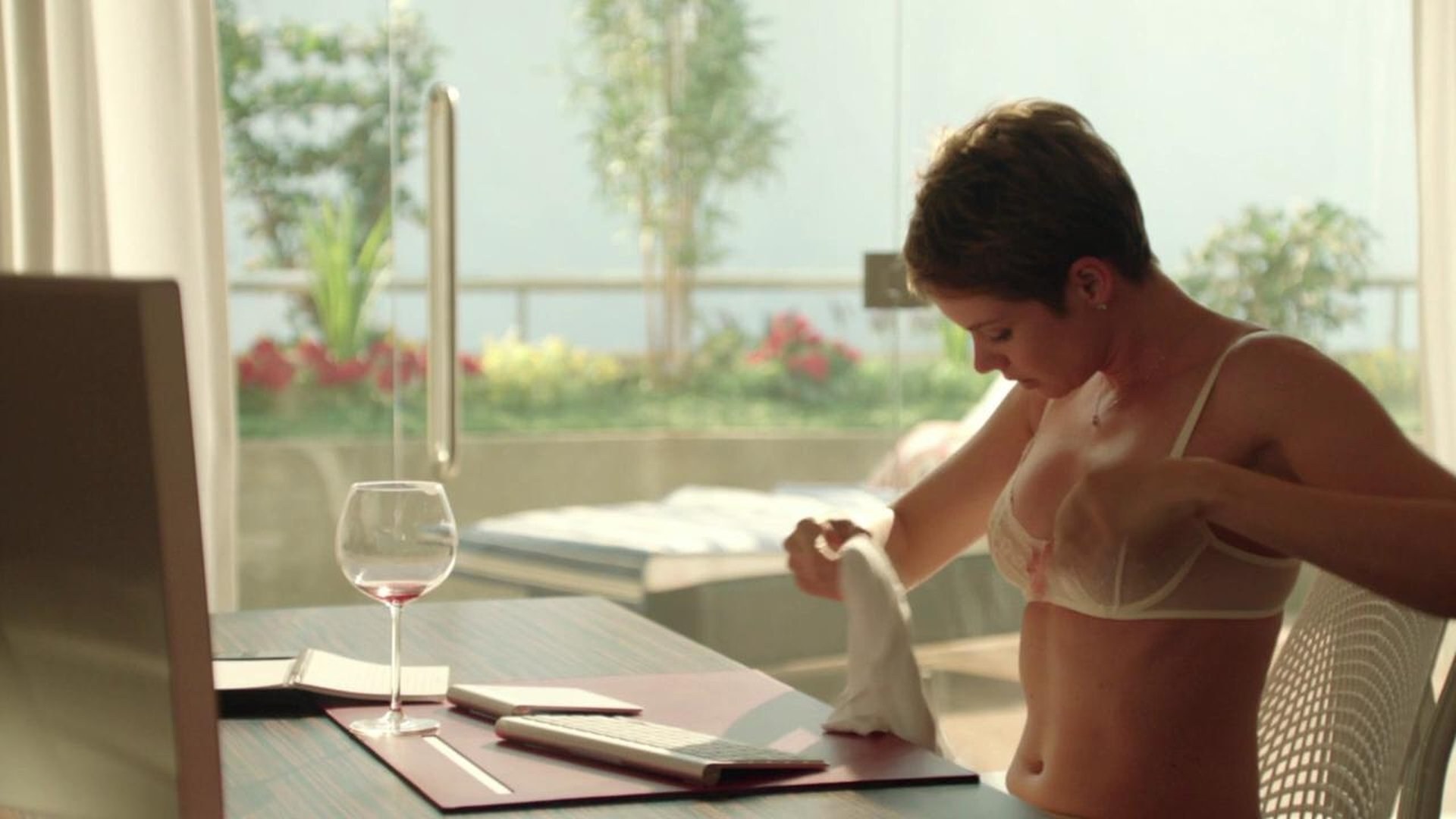 Голая Андреа Андраде и голая Криста Рэй - The Prey () секс сцены из фильмов на сайте EROFILMY