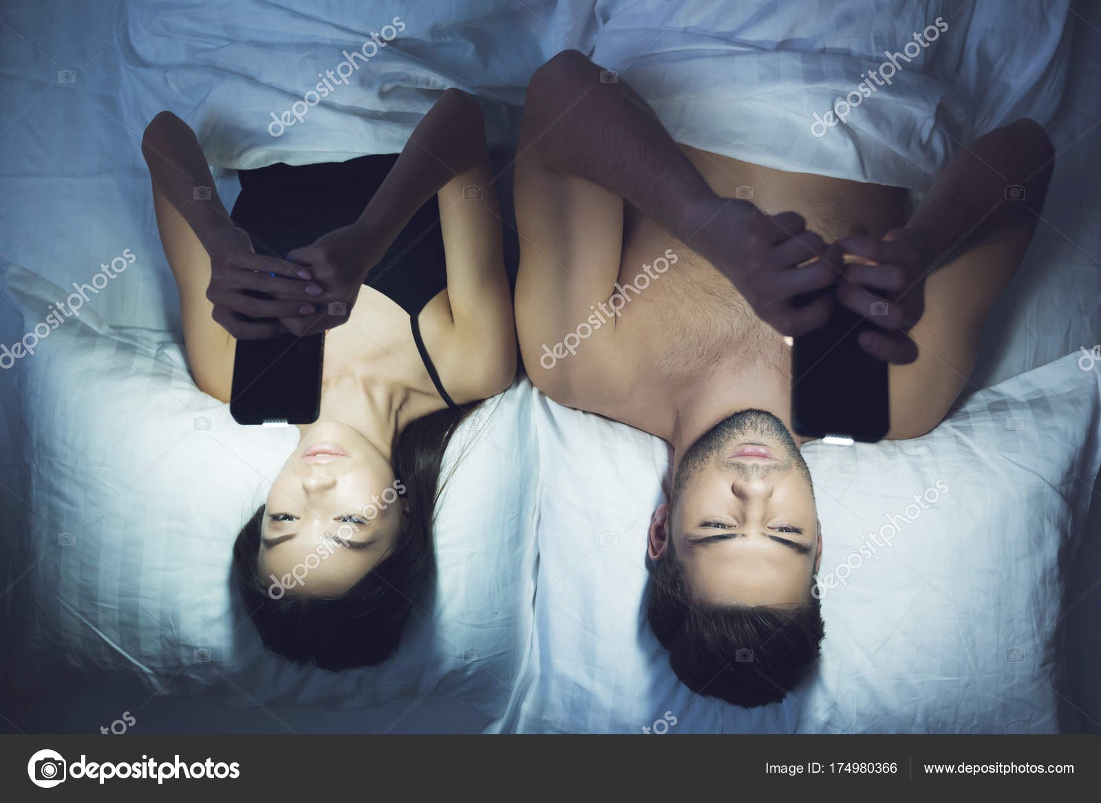 Парень и девушка лежат на кровати