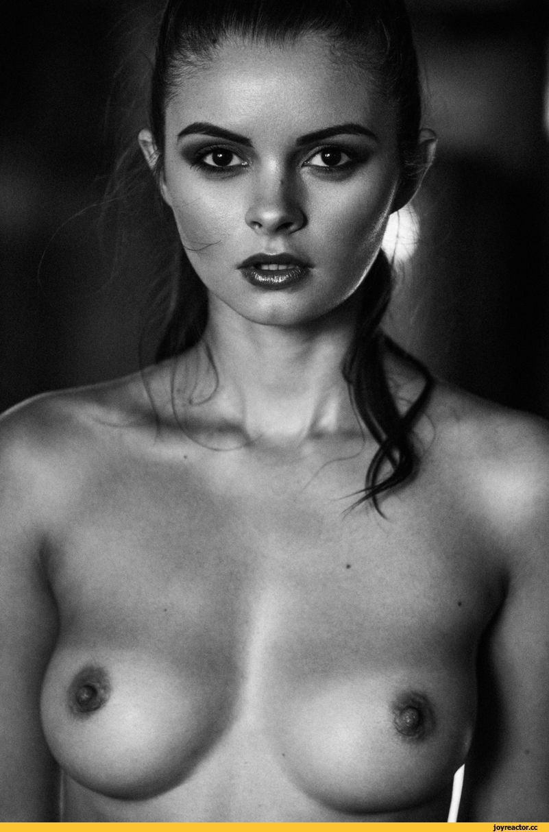 Лиза Адаменко тату на спине