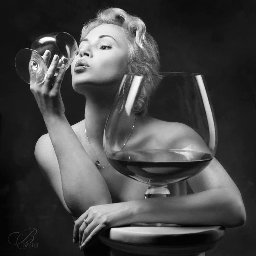 Девушка с вином