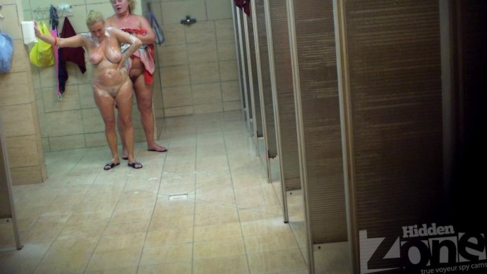Лесби в общественной бане