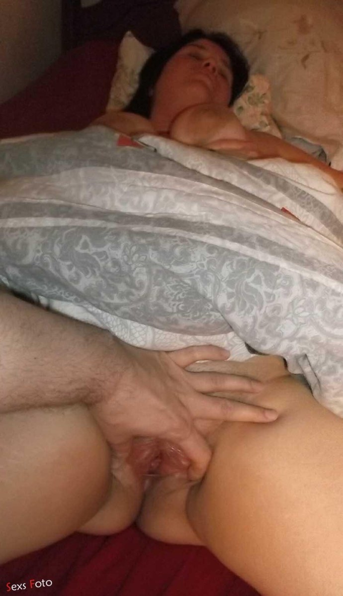 Жена спит под одеялом ,частное