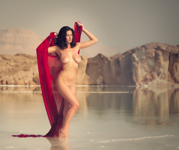 Девушки в парео на пляже без трусиков