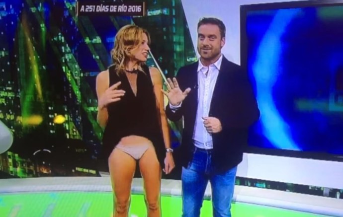 Ведущая засветила трусики