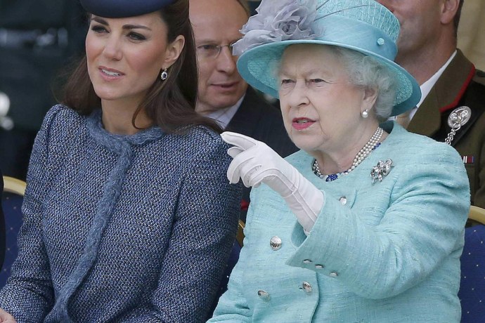 Толстая девушка на унитазе