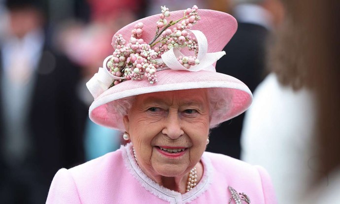 Елизавета 2 в брюках