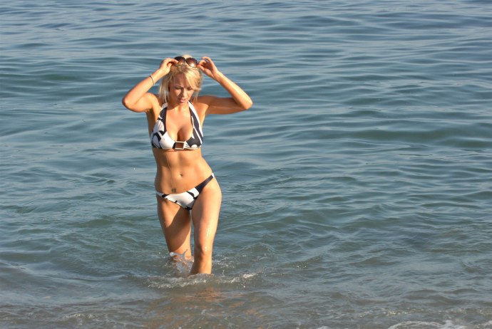 Певица Джемма Халид в купальнике