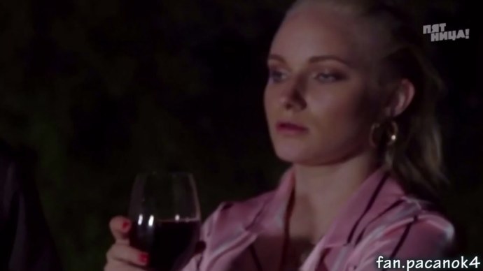 Лиза Спаркс удовлетворяет