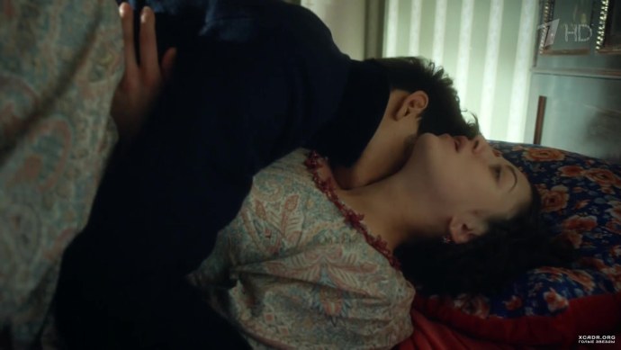 Голая на высоком стуле