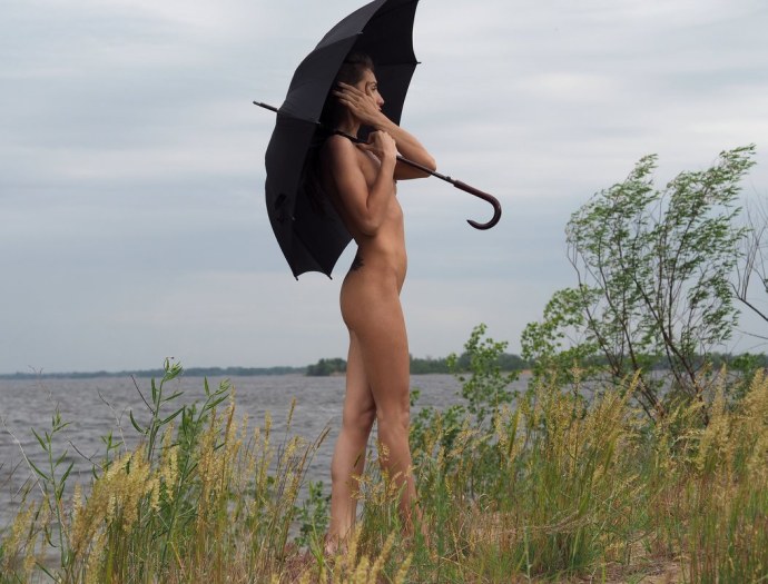 Голая под дождем частное