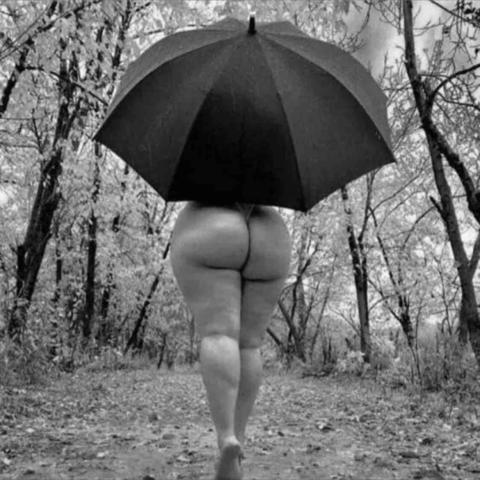 Эротическая фотосессия с зонтом