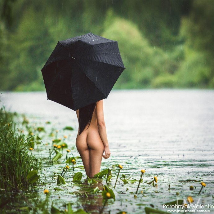 Голая прячется за зонтиком