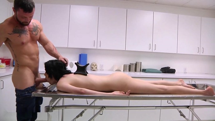 Женщина ебется с мертвым мужиком