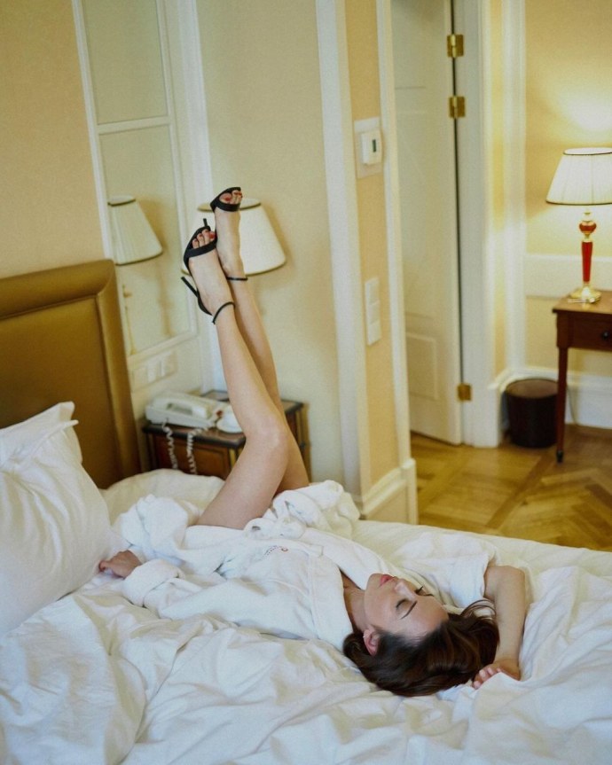 Анжелика Каширина в чулках