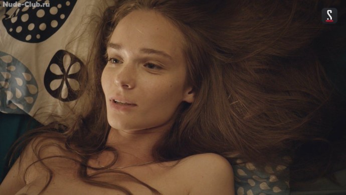 Анна позирует на камеру голая