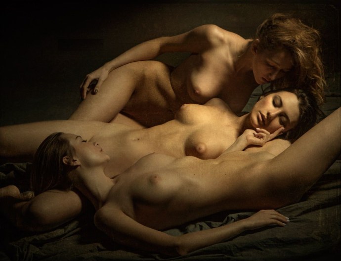 Две девушки ню художественное