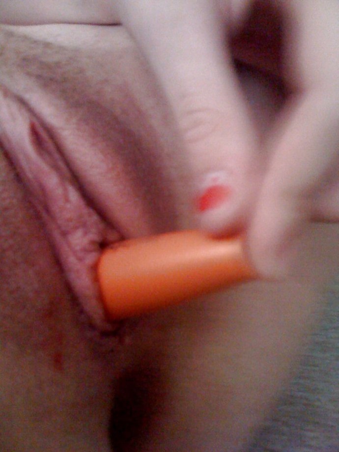 Запихала фломастеры в вагину