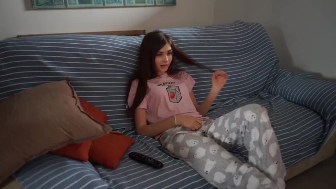 Мастурбация брюнетки на веб камеру