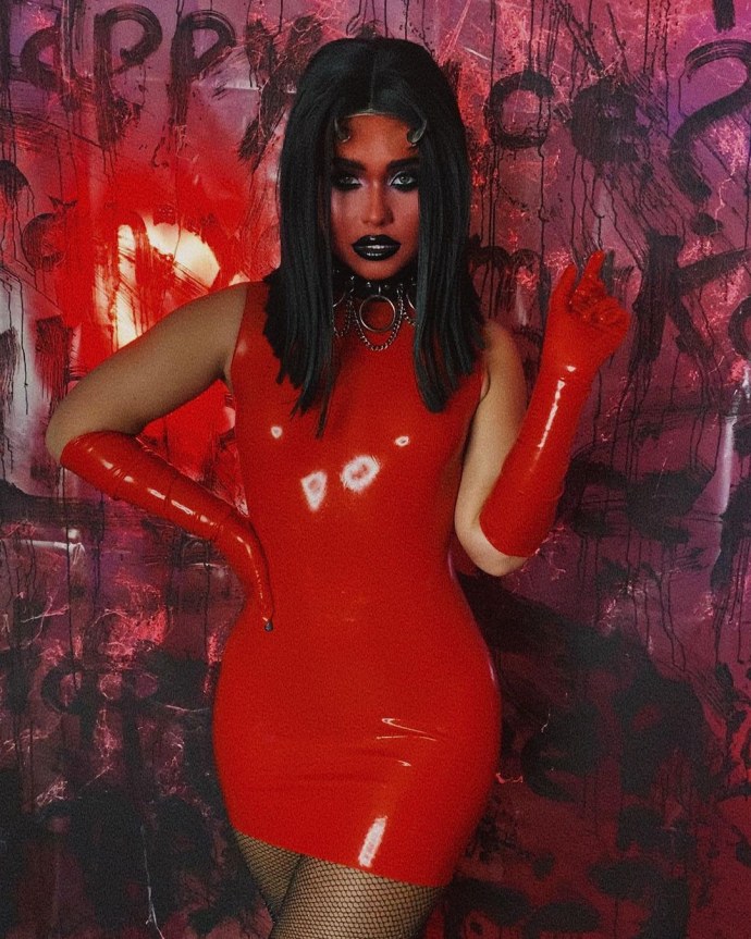 Катя Голышева в Красном платье на Хэллоуин