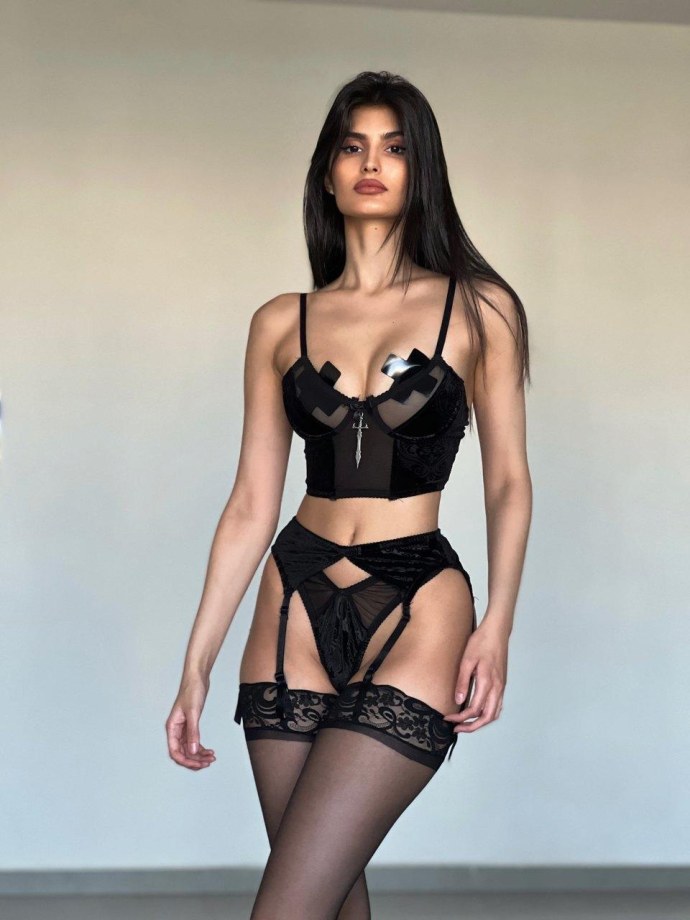 Яэль Арис в Нижнем белье