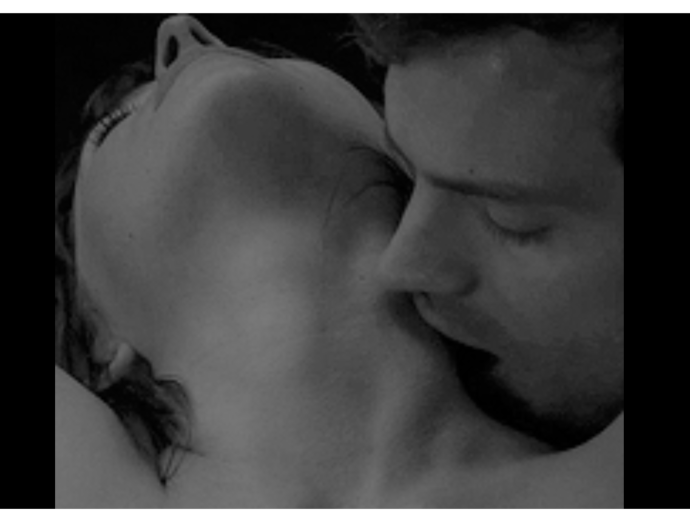 Нежный поцелуй в шею