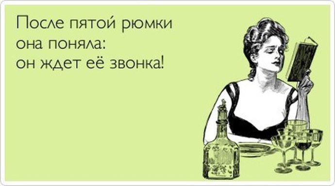 Женщина лежит на животе