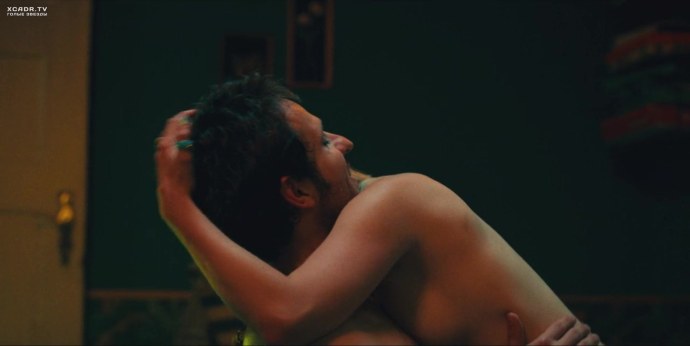 Показала голую грудь в фильме