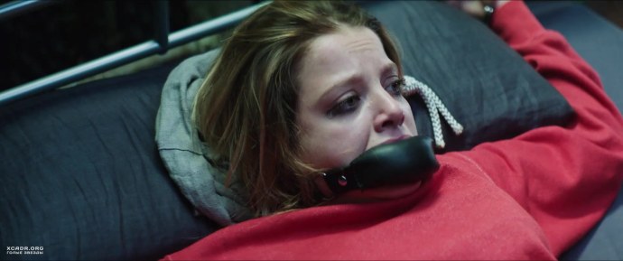 Йелла Хаазе показывает сиськи